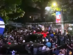 Ribuan bobotoh fanatik Persib Bandung tumpah ruah di sudut-sudut kota Bandung rayakan juara 'back to back' 2025, Senin 5 Mei 2025./ Tangkap layar You Tube.***