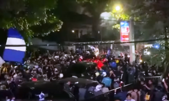 Ribuan bobotoh fanatik Persib Bandung tumpah ruah di sudut-sudut kota Bandung rayakan juara 'back to back' 2025, Senin 5 Mei 2025./ Tangkap layar You Tube.***